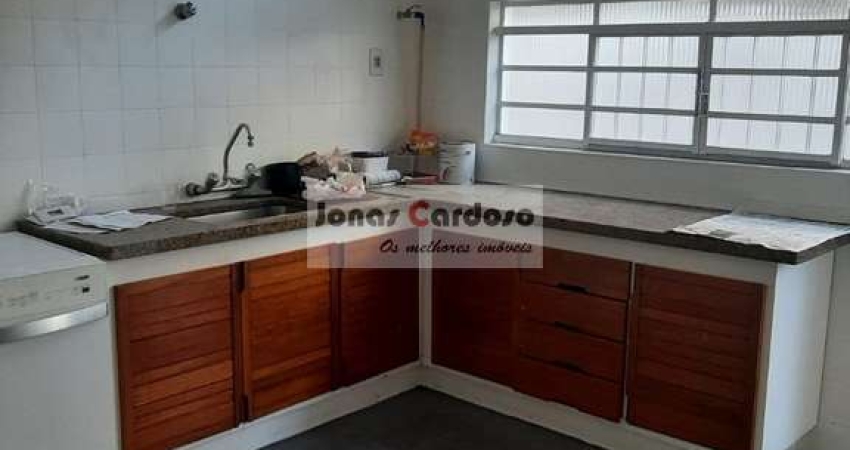 Casa à venda no Shangai, próximo ao Centro de Mogi das Cruzes. Com 3 quartos, 1 vaga de garagem, ideal para clinica ou escritórios. Por R$660 mil