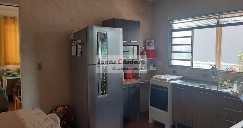 Casa à venda em Mogi das Cruzes-SP: 4 quartos, 1 suíte, 3 salas, 3 banheiros, 2 vagas de garagem. Por 430 Mil.