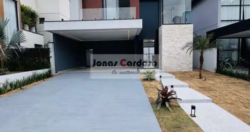 Sobrado de alto padrão no condomínio veredas com 3 suítes com closet, salas amplas, 4 vagas de garagem e 240m² de área e área gourmet com piscina.