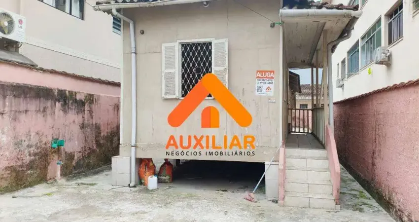 Casa térrea com enorme quintal, 01 dormitório, marapé, santos