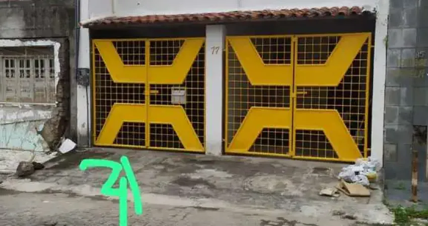 Casa à venda em Feira de Santana-BA, Serraria Brasil, 4 quartos, 1 suíte, 2 salas, 4 banheiros, 2 vagas, 360m².