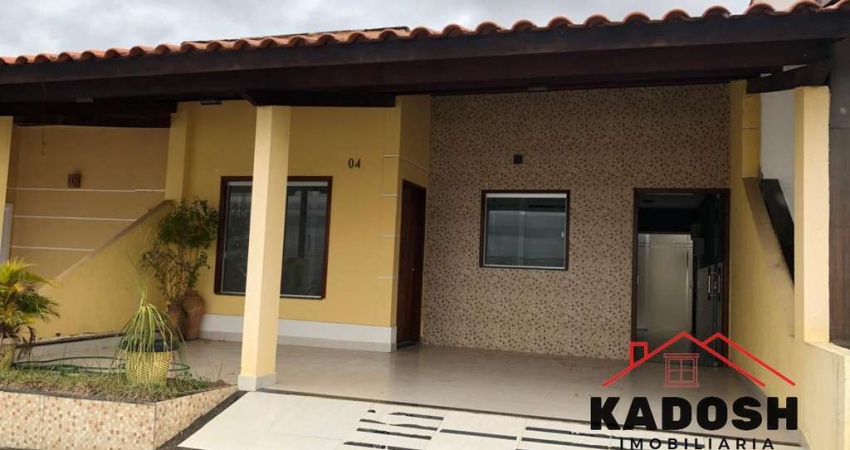 Casa em Condomínio no Bairro Papagaio: 2 Quartos, 1 Suíte, 2 Salas - Feira de Santana-BA