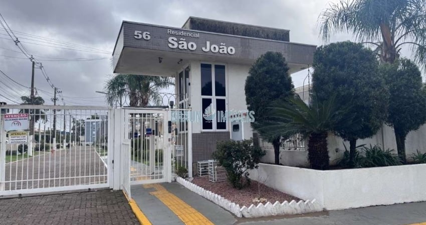 Casa com 2 dormitórios, sala de estar e jantar integrada, cozinha e 1 banheiro no condomínio São João em Canoas. Vaga de garagem para 2 carros, amplo pátio nos fundos, área de serviço, piso cerâmico. 