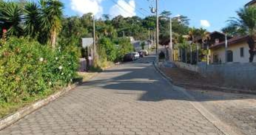 'Oportunidade única! Terreno em declive com vista deslumbrante e infraestrutura completa em condomínio de chácaras com portaria 24 horas'
