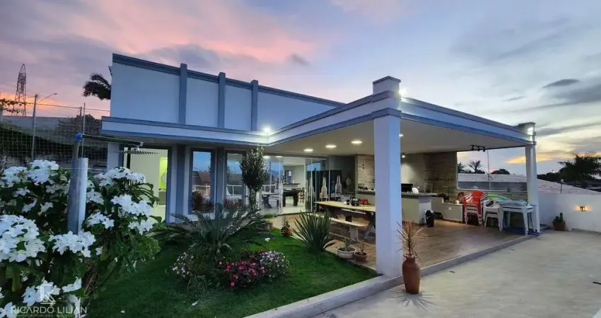 Casa de alto padrão com 4 suítes em conjunto residencial com controle de acesso