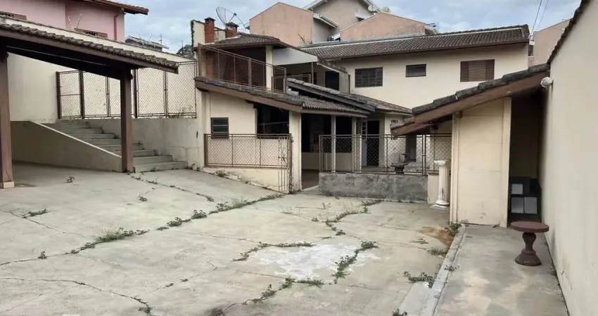 Casa com um dormitório, sala, cozinha, banheiro, churrasqueira e canil com vários boxes