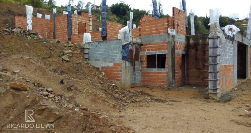 Terreno em condomínio com obra iniciada e projeto para casa com 600m² de area util.