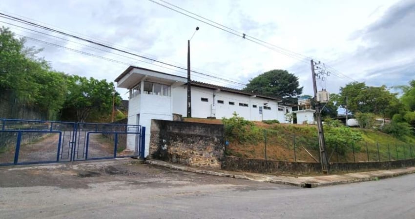Galpão comercial de alto padrão para locação em Salvador-BA, bairro Pirajá: 3 salas, 6 banheiros, 15 vagas de garagem, 450m².