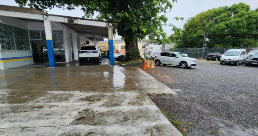 Aluguel de Loja Comercial com 6 salas, 4 banheiros e 50 vagas de garagem em Pernambués, Salvador-BA!