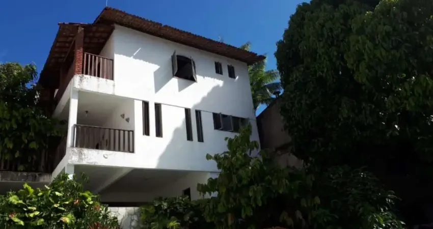 Casa  em condomínio, 4 quartos, 2 suítes, 2 salas, 3 banheiros, 7 vagas, 355m² em Brotas - Salvador-BA.
