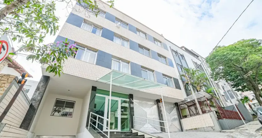 Apartamento com 2 quartos, reformado, 2 lances de escada