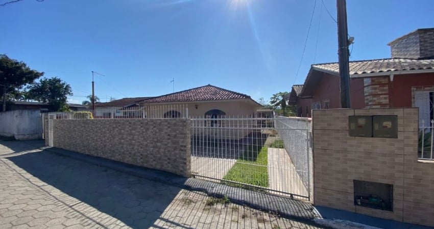 Muito boa Casa Tapera em centro de terreno ,  Excelente localização  Só r$ 499.