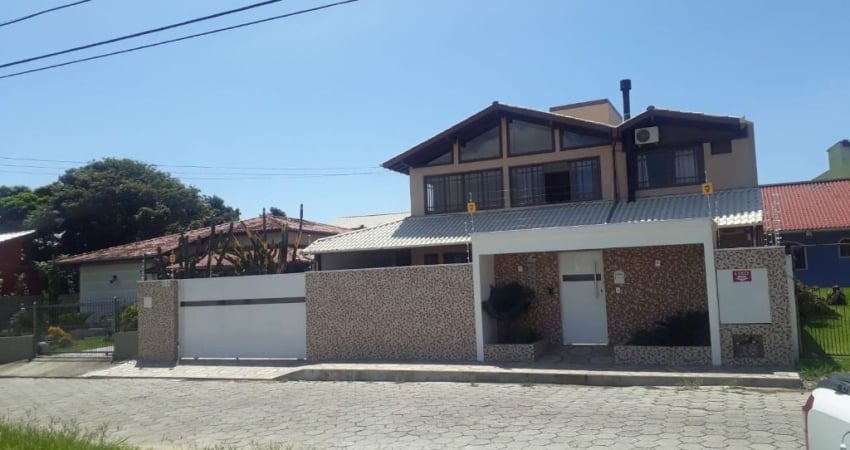 Casa confortável  5 Dort 4 Suítes a Piscina salão jogosd a 850 Mt Praia