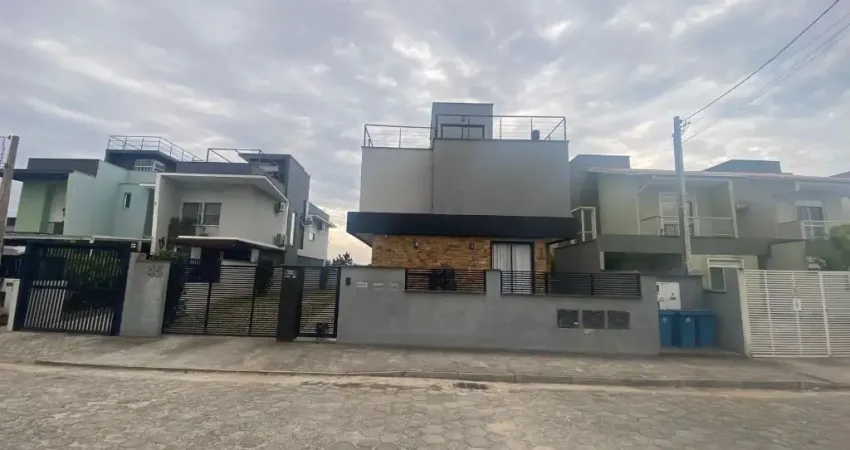Condomínio Fechado com Pátio Privativo 175 mt Rua sem saída.