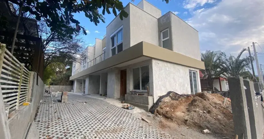 Casa Geminada em Condomínio Fechado com Pátio Privativo