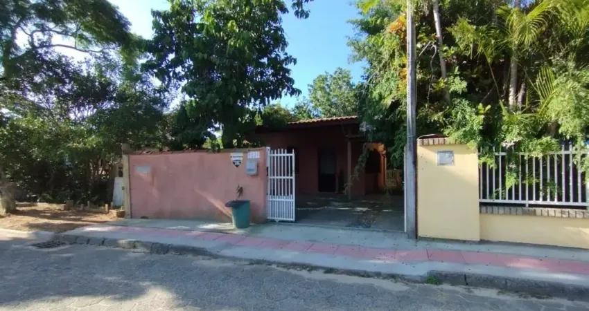 Casa em pátio individual de 230 metros terreno e 75 de área construída.