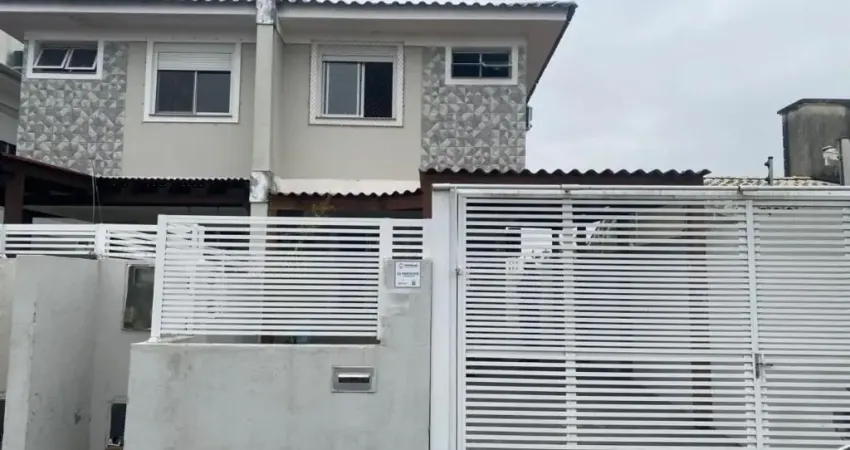 Excelente e ampla casa de 2 pavimentos, em loteamento planejado no campeche!