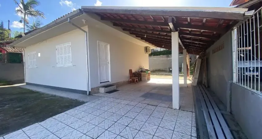 Casa com laje passivel de 2 piso vista mar òtimo terreno em rua calçada.