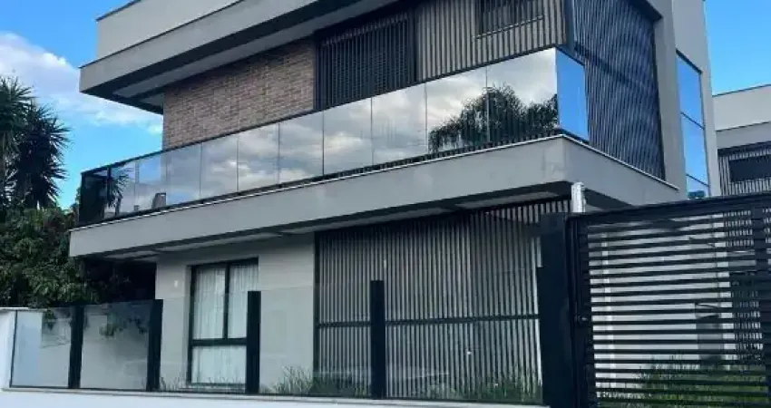 Casa em condomínio fechado, loteamento planejado e familiar com ótimo padrão de construção