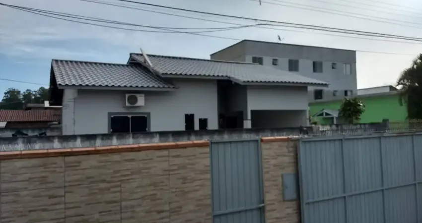 Asa tapera, 2 dormitórios, sala, cozinha com móveis planejados, banheiro, lavanderia, garagem coberta