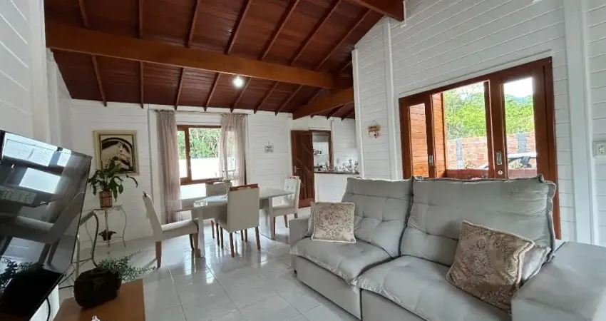 Casa a 150 mts do mar! Feita de madeira nobre (Itaúba), contem 3 dormitórios, sendo 1 em suíte