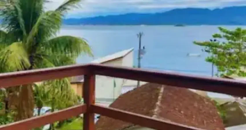 Imóvel exclusivo a apenas 50 metros do mar, no bairro Caieira