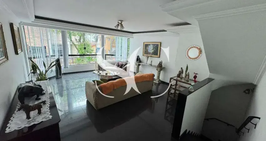 Vende-se Sobrado de 03 dormitórios no bairro de Gonzaga em Santos -