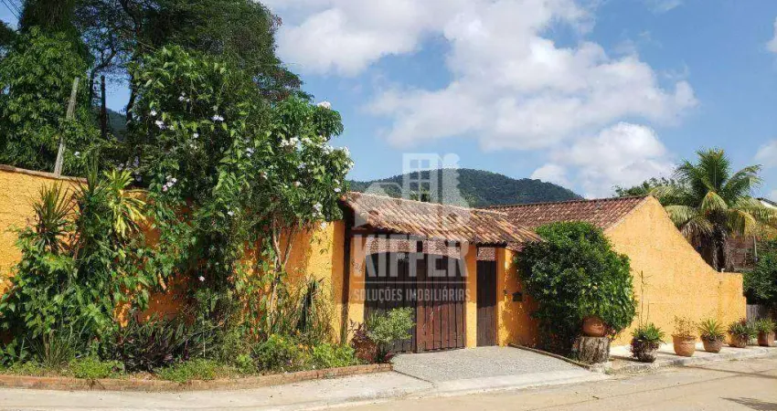 Casa Linear com 3 Suítes, Piscina, Espaço Gourmet e Sauna – Próximo à Praia de Itacoatiara – Vista para a Serra