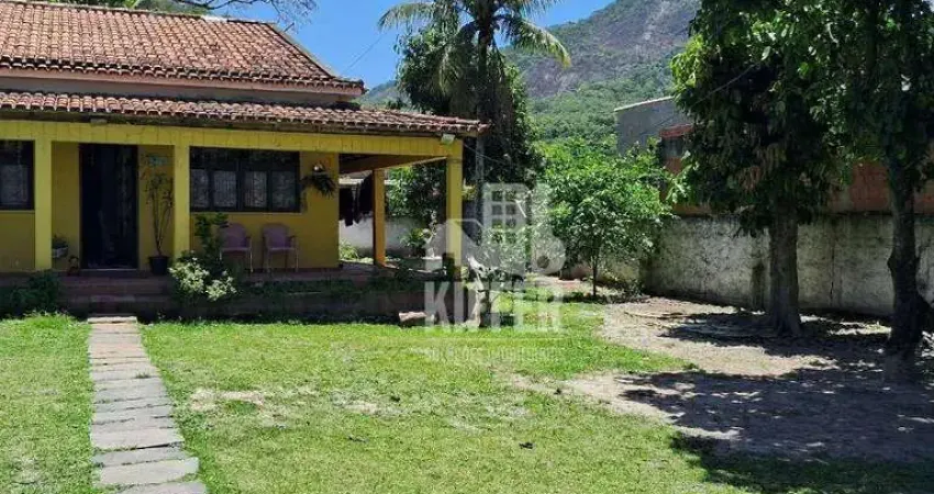 Casa com 2 quartos e amplo terreno de 960m² no recanto de itaipuaçu