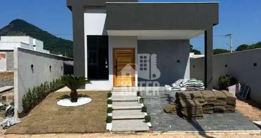 Casa Linear com 3 Quartos (1 Suíte), Pé Direito Duplo e Quintal – Condomínio com Lazer em Maricá