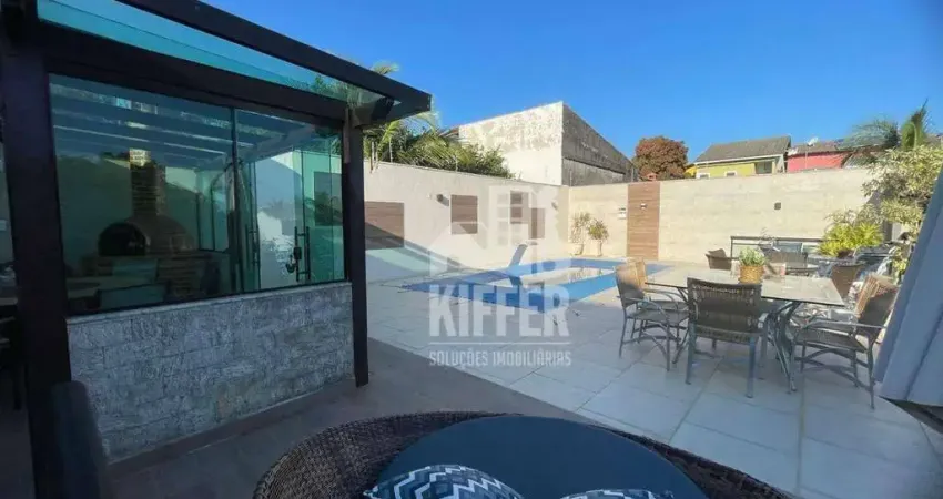 Residência luxuosa de 395m² com área de lazer completa em itaipuaçu