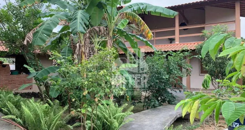 Casa Linear com 2 Residências no Terreno – 525m², Área Gourmet, Árvores Frutíferas – Bambui/Maricá