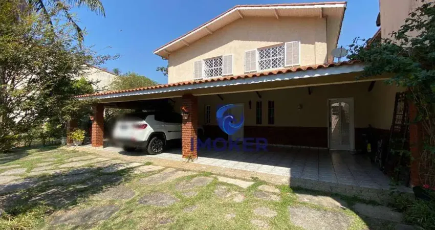 Sobrado comercial/residencial no Centro de Poá/SP; 5 dormitórios (2 suítes); 8 vagas; amplo quintal.