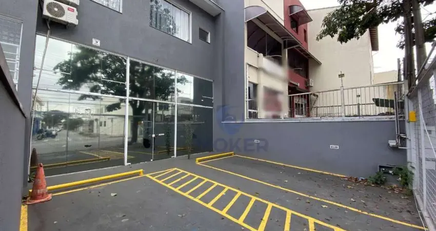 Salão comercial térreo; próximo ao Centro de Suzano/SP; 250 m²; 2 vagas; 3 salas; 3 banheiros; copa; área de serviço.