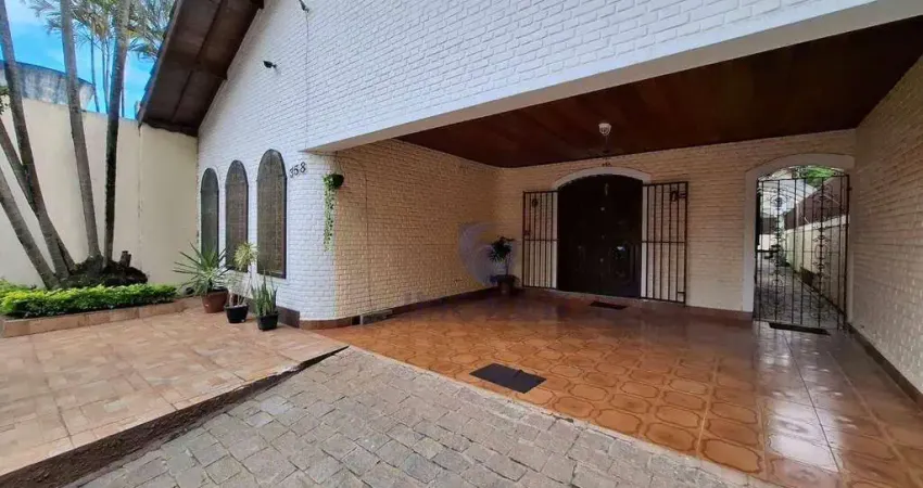 Casa térrea com 2 quartos; 3 vagas; edícula com 2 cômodos; centro, poá/sp