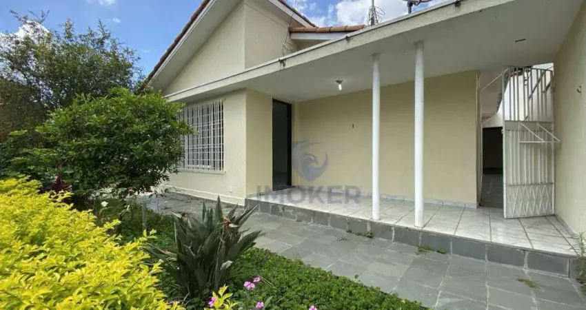 Casa térrea próxima ao Centro de Suzano/SP; 2 dormitórios; + de 5 vagas de garagem; jardim; quintal lateral e nos fundos.