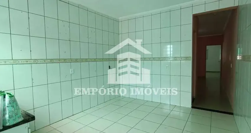 CASA COM 3 CÔMODOS EM JARDIM PEROLA COM  VAGA DE GARAGEM PARA 2 CARROS