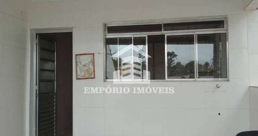 aluga - se  casa  com três comodos  por  C$1.000,00