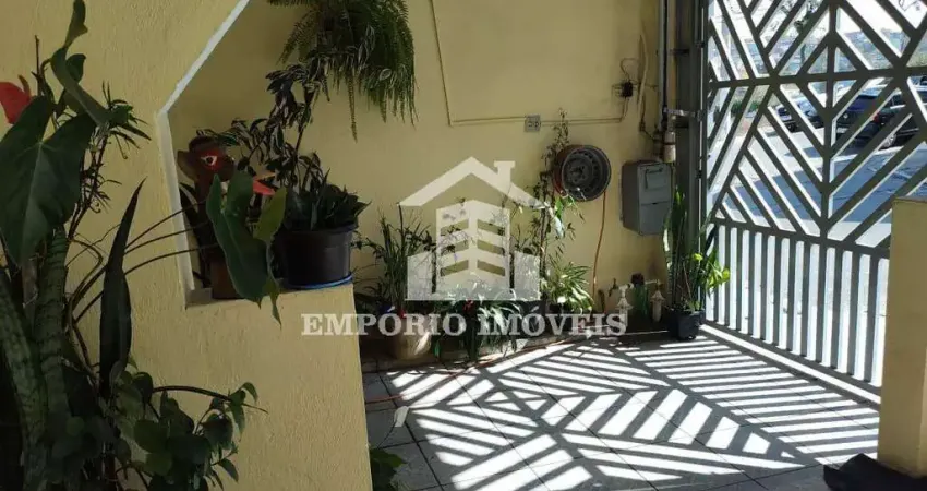 Casa com três dormitórios sendo um suite e vaga de garagem o/ 2 carros