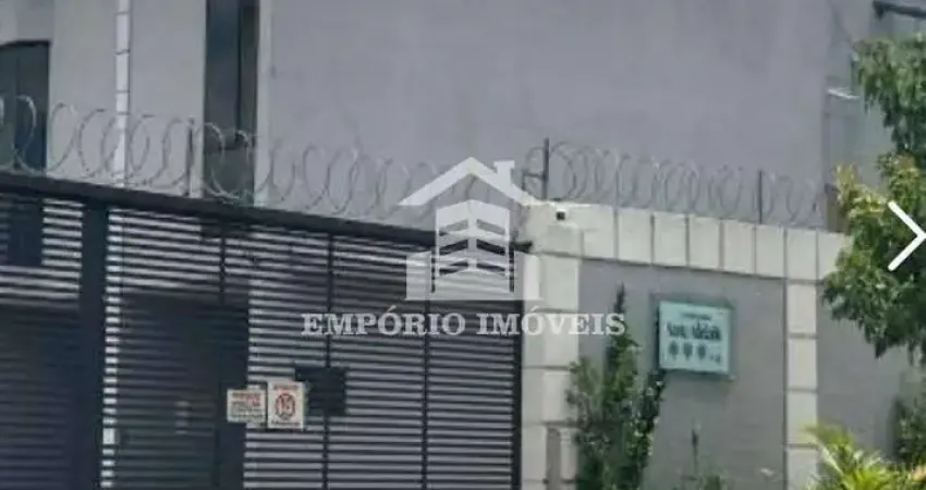 VENDE-SE UM SOBRADO EM CONDOMINIO FECHADO COM BOA LOCALIZAÇÃO