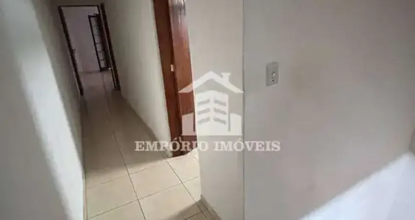 Casa com três dormitórios em e vaga de garagem para dos dois carros.