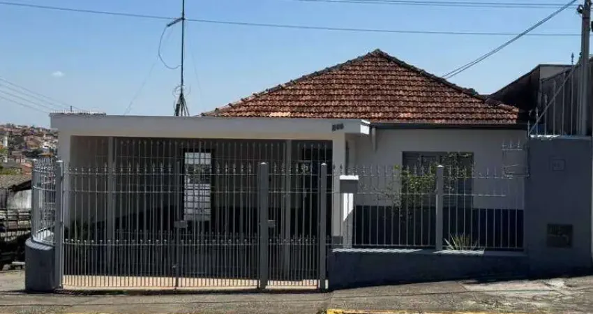 Casa de esquina com 2 residências e perfil comercial no corredor principal