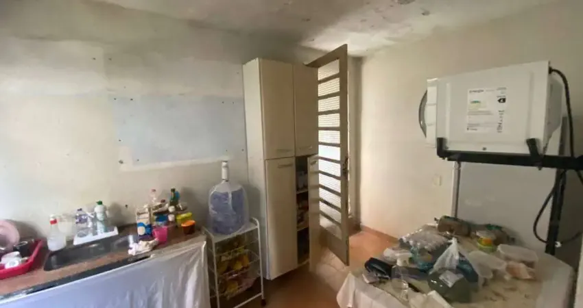 Casa ampla com 3 dormitórios e quintal – oportunidade para reforma