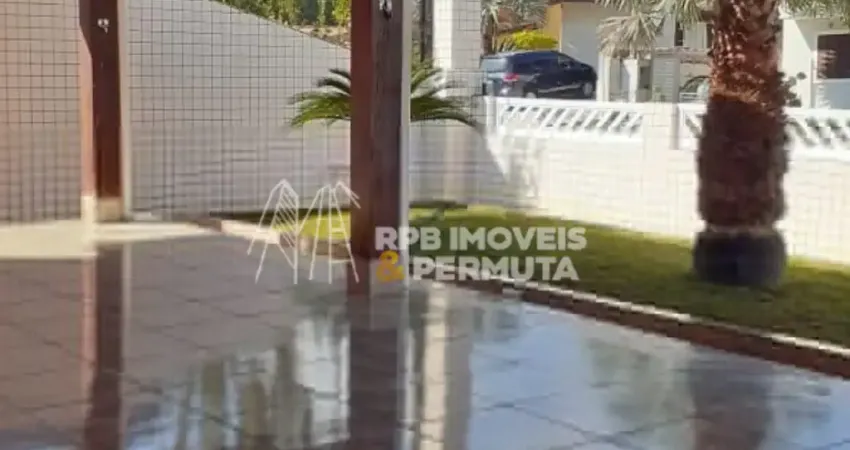 Casa a venda condomínio fechado com  504² | 4 quartos sendo 3 suítes |  piscina e area gourmet .