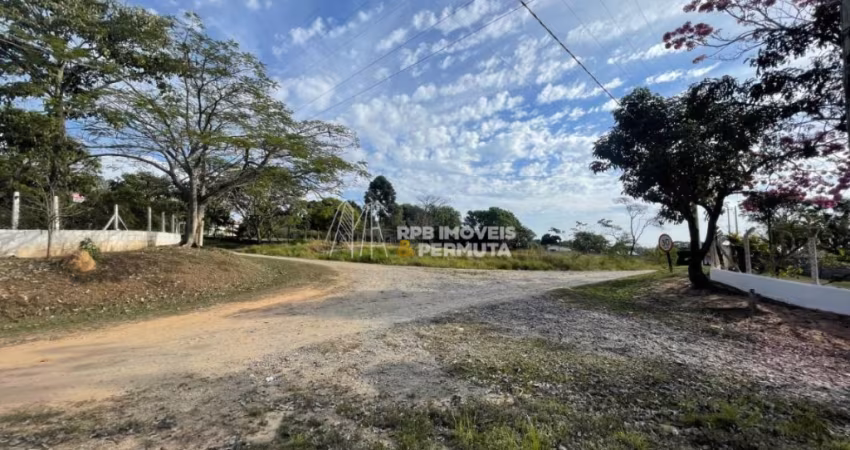 Terreno de esquina 3.000 m2  aproximado | condomínio semi fechado | lago para pesca  em Salto de Pirapora - SP