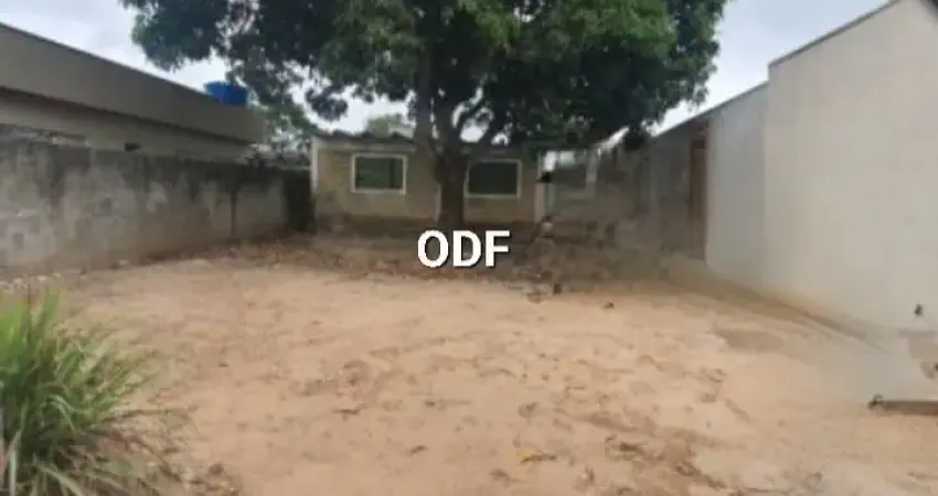 Ótimo terreno, com edícula, sala, cozinha e banheiro, quintal grande.