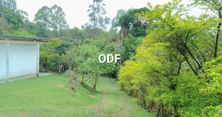 Otima chácara, casa simples, 2 dorm, piscina, arvores frutiferas, muito verde.