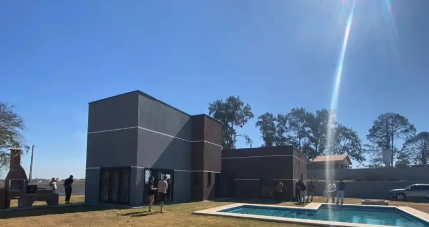 Viva cercado de árvores e paz você pode projetar espaços únicos e inovadores, explorando diferentes formas, cores e materiais