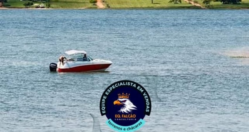 Pe na agua com piscina e opçao de entrada com carro