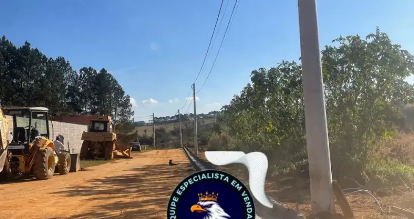 Verava: lote em condomínio, natureza preservada e acesso rápido à rodovia e comércio.